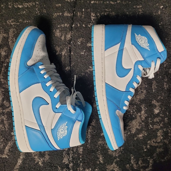Air Jordan 1 UNC - Picture 2 of 5